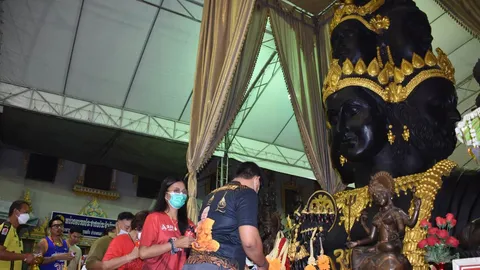 สายมูแห่ขอพร "พระตรีมูรติ" หวังได้ "เลขเด็ด" กลับมาลุ้นโชคงวดนี้ 16/11/65
