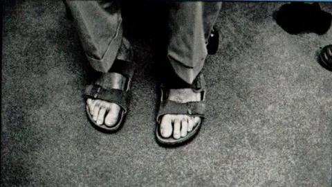 รองเท้าแตะ Birkenstock ของ Steve Jobs ปิดราคาประมูลที่ 7.9 ล้านบาท