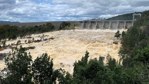 น้ำทะลักล้นเขื่อนออสเตรเลีย หลังฝนตกหนักเป็นประวัติการณ์ (คลิป)