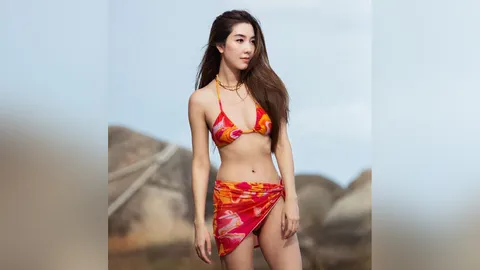 วุ้นเส้น วิริฒิพา โชว์หุ่นแซ่บๆ ในชุดว่ายน้ำทูพีซสีสดใส ผิวขาวออร่ามาก