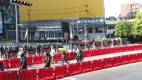 ตร.ตรึงกำลังเข้ม APEC 2022 แยกอโศกฯ รับมือม็อบ ลั่น เข้าพื้นที่ไม่ได้ (คลิป)