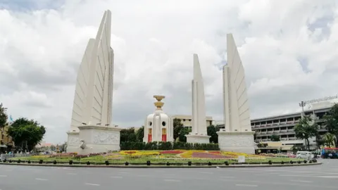 ตร.บุกจับ "ราษฎรหยุด APEC 2022" ยึดป้ายผ้าที่อนุสาวรีย์ประชาธิปไตย (คลิป)