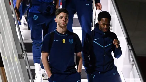 นักบอลสายมู? "ไรซ์" เตรียมไอเทมลับรอขนถ้วยแชมป์ "ฟุตบอลโลก 2022" กลับอังกฤษ (คลิป)