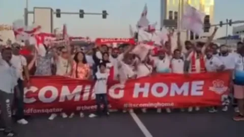 แฟนอังกฤษ ในกาตาร์ เจ้าภาพบอลโลก 2022 แทบช็อก หลังถูกมองว่าเป็น “แฟนปลอม” (คลิป)