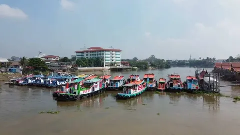 ม็อบเรือลากจูงจอดขวางแม่น้ำป่าสัก ค้านสร้างเขื่อนขวางลำน้ำ เสี่ยงอันตราย