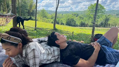 หลุยส์ สก๊อตต์ โพสต์รูปนอนหนุน “ก้น” นุ่น-รมิดา แต่มีสิ่งหนึ่งแย่งซีน