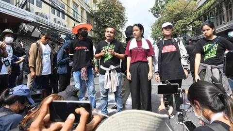 "ม็อบ" ยอมถอยกลับ "ลานคนเมือง" หลัง คฝ.ติดตั้งตู้คอนเทนเนอร์เสร็จ