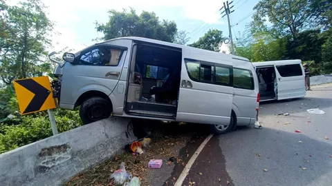 รถตู้คณะนักท่องเที่ยวขับลงภูทับเบิก เบรกไหม้ ชนแบริเออร์ข้างทาง 2 คันรวด (คลิป)