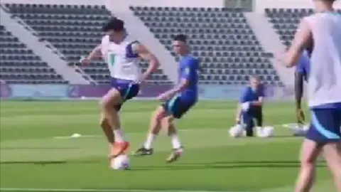 แอบไปฝึกมาแน่ๆ "แม็กไกวร์" โชว์ "ซีดาน เทิร์น" ในตำนานหลอกแข้งทีมชาติอังกฤษ (คลิป)