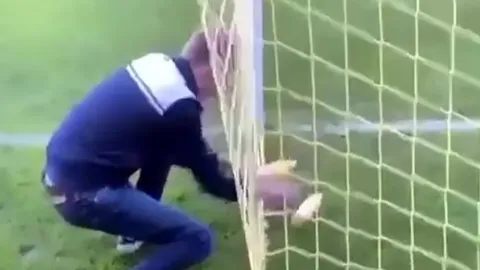 สุดอื้อฉาว แฟนบอลนอกลีกอังกฤษสลับขวดน้ำนักบอลเป็นขวดใส่ฉี่ก่อนโดนเอาคืนชุดใหญ่ (คลิป)