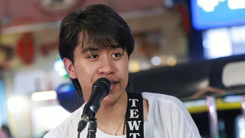 "ติวเตอร์" แท็กทีม "เซย่า-เซินเจิ้น" บุกเยาวราชเปิดหมวกการกุศล