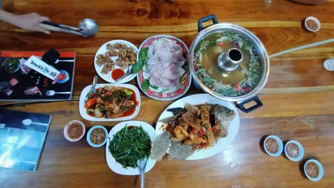 แนะนำ "รุ่ง โภชนา" ปลาจุ่มหม้อไฟ-อาหารป่าเครื่องถึงใจ ร้านเด็ดอุทัยธานี