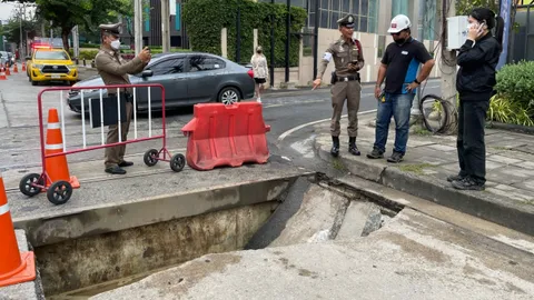 ถนนแจ้งวัฒนะทรุดตัวเป็นโพรงขนาดใหญ่ ลึก 2 เมตร รถติดยาวเหยียด 4 กิโล