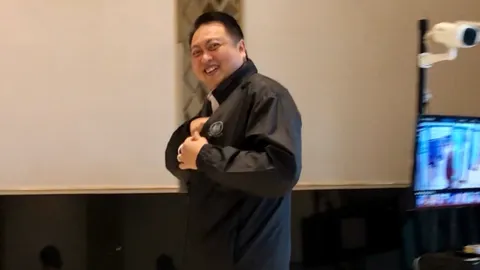 “สุชาติ” ยิ้มแทนคำตอบความชัดเจนอนาคตการเมือง หลังมีข่าวตาม “บิ๊กตู่” ไป รทสช.