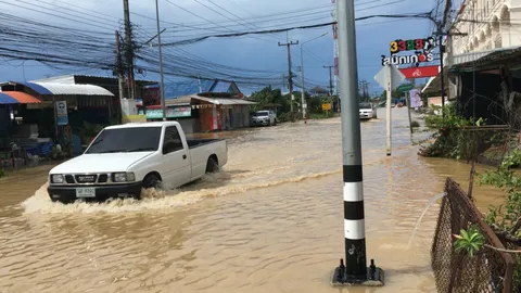 ฝนถล่มหนัก น้ำท่วมถนนในเมืองระยอง ทะลักเข้าห้างฯดัง 