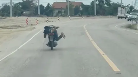 ฉันจะบิน หนุ่มขี่มอเตอร์ไซค์ผาดโผน ในมือถือถุง ก้มดมเป็นระยะ (คลิป)