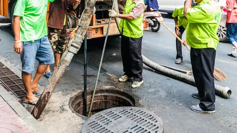 หมู่บ้านชลเทพสมุทรปราการ ร้องถึงอบต.ให้ช่วยลอกท่อระบายน้ำเพราะอุดตันมานาน