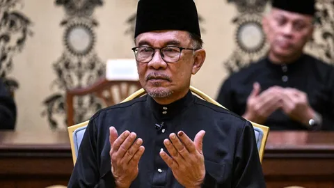 อันวาร์ อิบราฮิม สาบานตนเป็นนายกรัฐมนตรีมาเลเซีย ยุติภาวะสภาแขวน