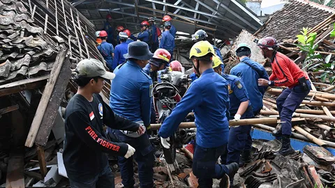 พบเด็ก 5 ขวบรอดชีวิตใต้ซาก เหตุแผ่นดินไหวอินโดนีเซีย