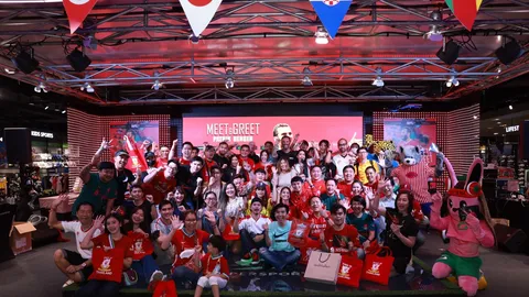 คึกคัก "แบร์เกอร์" อดีตแข้งลิเวอร์พูล กระทบไหล่แฟนบอลไทย ซูฮก 2 นักเตะโดดเด่นฟุตบอลโลก