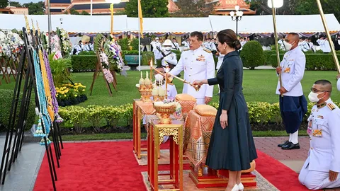 ในหลวง-ราชินี เสด็จฯ วางพวงมาลา