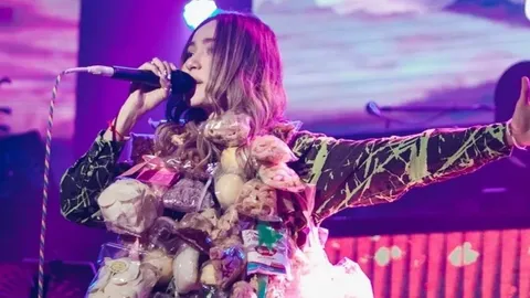 ปาล์มมี่ พูดบนคอนเสิร์ตวอนแฟนๆ ขอไม่พ่นน้ำลายใส่หน้าขณะรับพวงมาลัย (คลิป)