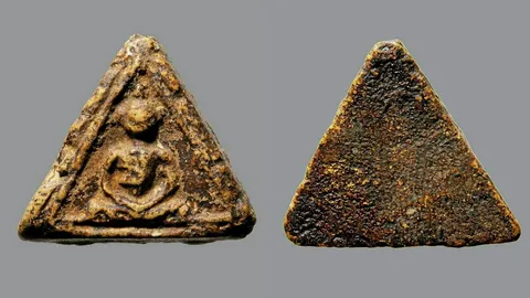 พระพิมพ์สามเหลี่ยม หน้าหมอน เชื่อเป็นพระที่สร้างไว้ โดยสมเด็จพระพุฒาจารย์โต