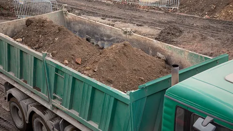 รถบรรทุกดินขนดินจากบ่อดิน ไม่คลุมผ้า ทำให้ดินร่วงบนถนน หวั่นเกิดอันตราย