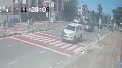 ตามล่ากระบะขาว พุ่งชนหนุ่มต่างชาติกระเด็น ขณะเดินข้ามทางม้าลาย (คลิป)