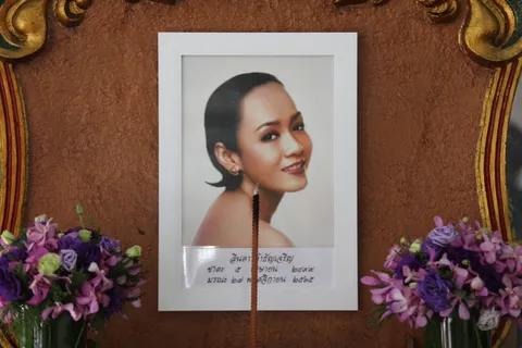 ในหลวงโปรดเกล้าฯ เชิญพวงมาลาวางหน้าหีบศพ ลินดา พระราชทานเพลิงกรณีพิเศษ