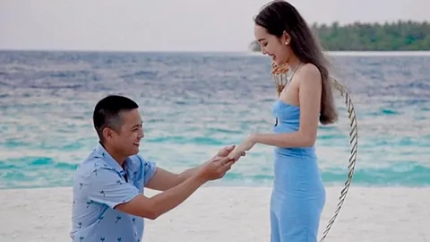 แห่ยินดี แก๊ป ชนกสุดา ดาราสาว ถูกแฟนหนุ่มเซอร์ไพรส์ขอแต่งงาน