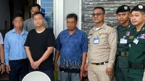 ตร.เขมรบุกรวบ 2 คนไทย 1 ชาวเขมร ลอบนำเข้าสัญญาณเน็ตจากไทย ถ่ายสดพนันบอลโลก