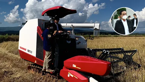 “บิ๊กตู่” โชว์สเตป ขับรถเกี่ยวนวดข้าวให้กำลังใจชาวนา ชาวบ้านแห่ส่องป้ายทะเบียน (คลิป)