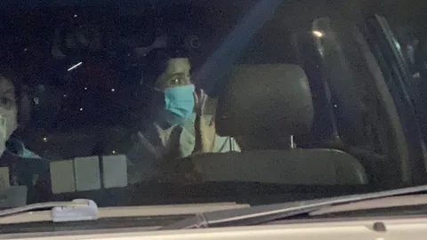 ปล่อยตัวพ้นคุก "พิ้งกี้ สาวิกา" ยิ้มแย้ม ยกมือสวัสดี บ๊ายบายสื่อ (คลิป)