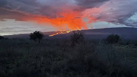 ฮาวายเตือนภัยผู้ใช้ถนน ภูเขาไฟปะทุ 2 ลูก ลาวาไหลเข้าใกล้ทางหลวง