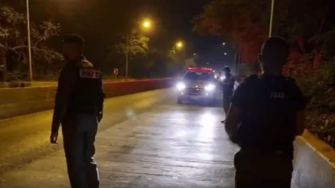 "อุกอาจกลางถนน" กระบะปาดหน้ากัน จอดดักเคลียร์ เจอกระหน่ำยิง-สาหัส 1