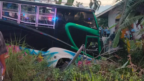 "ฝ่าไฟแดง" บัสชนเก๋ง ปีนเกาะกลาง พุ่งตกร่องน้ำ เจ็บระนาว 18 ราย (คลิป)