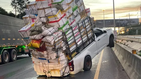 ถนนมิตรภาพติดยาว "ปิกอัพ" ขนอาหารทะเล 3,500 กก. ล้อหน้ายก ไปต่อไม่ไหว