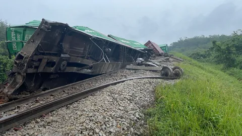 ด่วน คนร้ายวางระเบิดรถไฟ พลิกคว่ำตกราง พังยับทั้งขบวนที่ อ.สะเดา (คลิป)