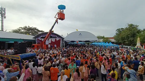 ชาวบ้านฮือฮา ร่วมงานบวชหลานเจ้าคณะจังหวัด ขึ้นรถกระเช้าโปรยทานนับแสนบาท