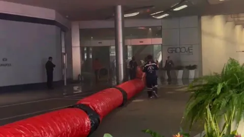 ด่วน เกิดเหตุเพลิงไหม้ ห้างเซ็นทรัลเวิลด์ เจ้าหน้าที่เร่งระบายควัน