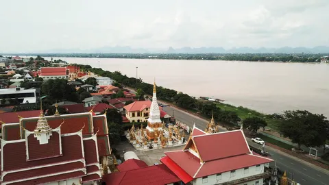 นครพนมคึกคักในช่วงวันหยุดยาว คนแห่ไหว้พระธาตุและพญานาค ชมวิวสองฝั่งโขง (คลิป)