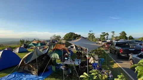 วันหยุดวังน้ำเขียวนักท่องเที่ยวพรึบ คนมากางเต็นท์รับลมหนาวที่เขาแผงม้า (คลิป)