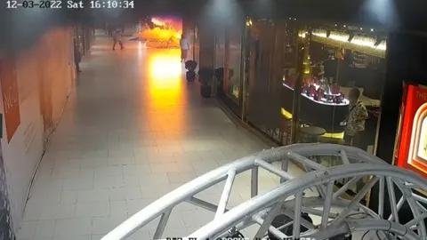 ไฟไหม้เซ็นทรัลเวิล์ด มีเจ็บ 1 ราย สำลักควัน คาดอาจเกิดจากระบบไฟฟ้าลัดวงจร