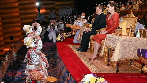 ในหลวง พระราชินี เสด็จฯไปทอดพระเนตรโขนภาพยนตร์หนุมาน