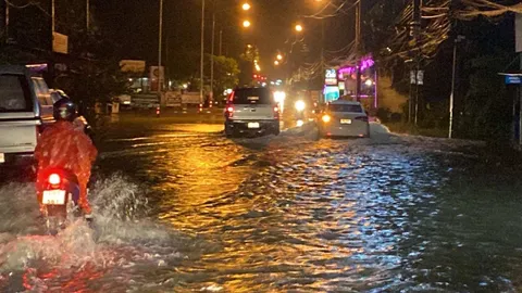ฝนถล่มกลางดึก น้ำท่วมทะลักเข้าบ้าน ท่วมถนน วุ่นทั้งเทศบาลเมืองพัทลุง