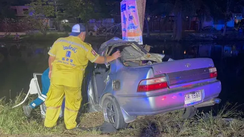 พ่อขับเก๋งเบียด จยย.วัยรุ่นที่ไล่ฟันลูกชาย เสียหลักชนต้นไม้ตาย 1 เจ็บ 3