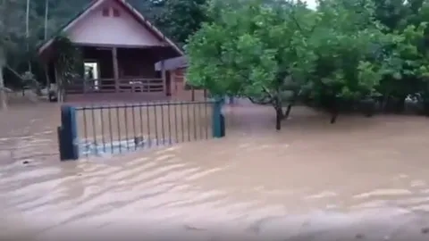 ฝนตกต่อเนื่อง น้ำป่าหลากเข้าท่วม 5 หมู่บ้านแถบเชิง จ.ระนอง