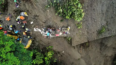 ดินถล่มทับรถบัสในโคลอมเบีย ฝังทั้งเป็น 34 ศพ (คลิป)