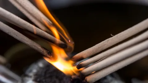 จุดธูป 36 ดอก จุดวันไหน มีคาถาท่องสวดอย่างไร